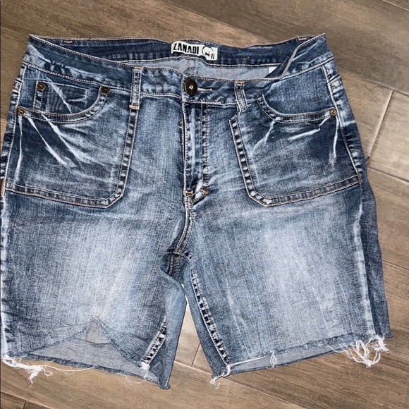 Zanadi Butterfly Embroidered Pockets Denim Shorts - Picture 2 of 5